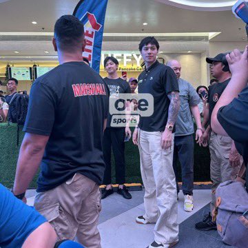 OneSportsPHL's tweet image. ST. DWIGHT AT SKYVIEW 🙌💚

Levanga Hokkaido’s Dwight Ramos is here at the Quantum Skyview, Gateway Mall 2, for a Meet &amp;amp; Greet and B.League Final Week festivities. | via Maureen Muarip/One Sports

#Bリーグ #bleague #OSOnTheSpot #OneSports