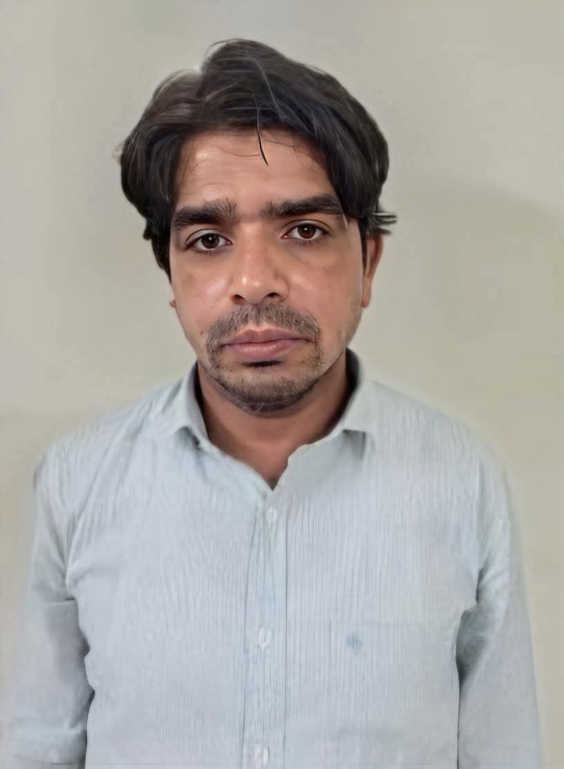 दिल्ली के सीलमपुर से मोहम्मद हारून दबोचा गया — यूपी ATS का बड़ा खुलासा!

हारून स्क्रैप का काम करता था, पर असली खेल तो कुछ और ही था।
दिल्ली में पाकिस्तान दूतावास का एक कर्मचारी है मुजम्मल हुसैन — उसी के साथ मिलके हारून लोगों से वीजा के नाम पर मोटा पैसा ठग रहा था।

ATS का कहना है