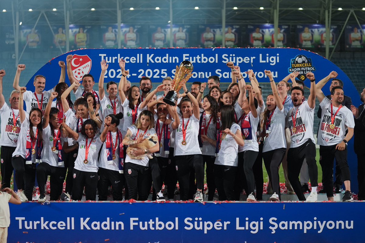 2024-2025 Sezonu Turkcell Kadın Futbol Süper Ligi Şampiyonu olan Ankara Büyükşehir Belediyesi Fomget Spor Kulübü’nü yürekten kutluyorum!

Kadınların sporda da zirveye ulaşabileceğini bir kez daha gururla gösteren bu başarı, sadece bir şampiyonluk değil; eşitliğe ve emeğe duyulan