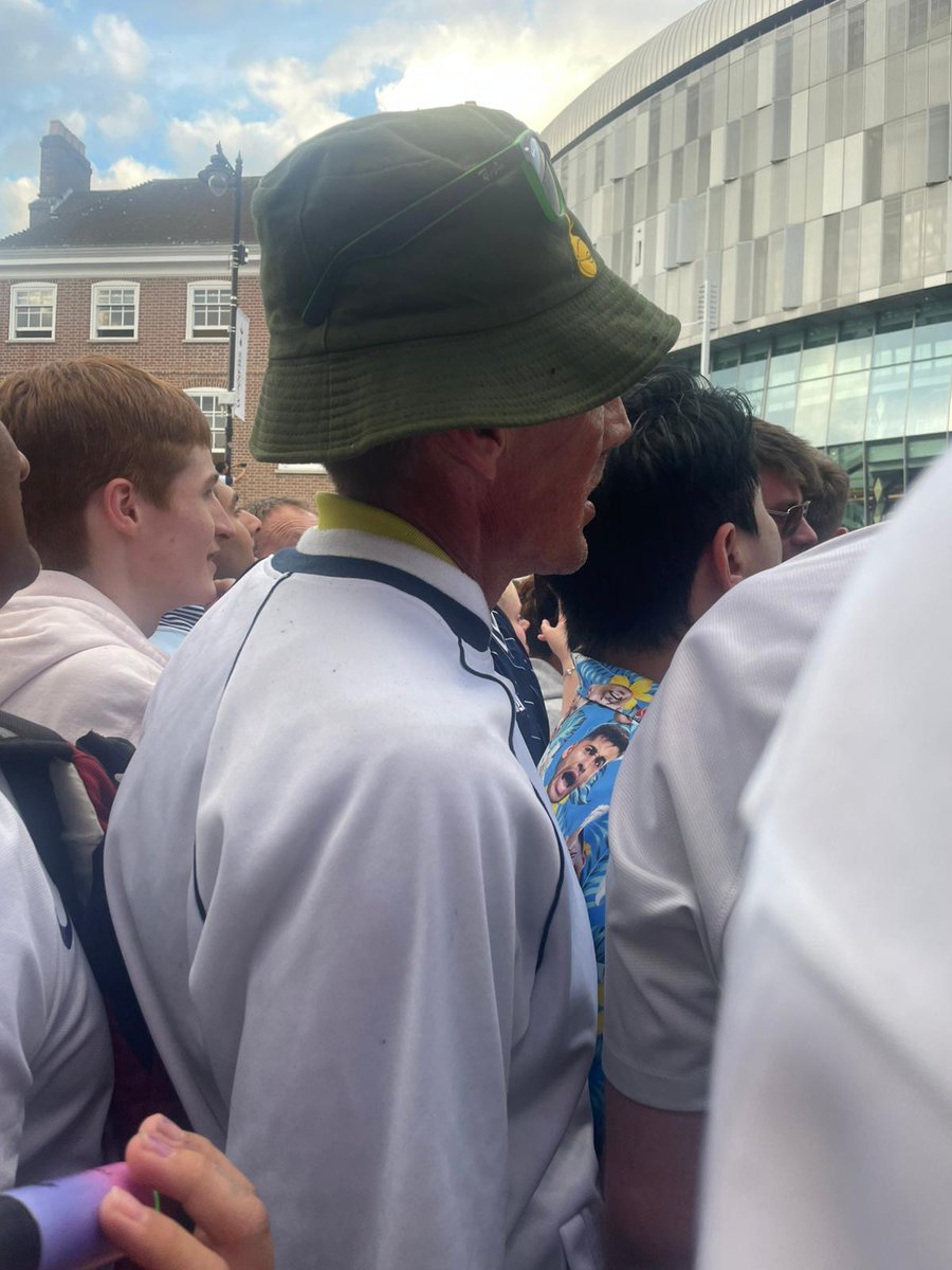 Debaser92's tweet image. This man in the green hat groped a woman at the Spurs trophy parade yesterday. Please RT and share so this man can be identified and hopefully suitable action taken against him. Thank you.