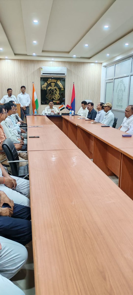 पुलिस प्रशिक्षण विद्यालय सुल्तानपुर में नियुक्त पुलिस उपाधीक्षक श्री करन सिंह यादव का स्थानांतरण झाँसी हो जाने पर  आज उन्हें कार्यमुक्त किया गया | संस्थान के अधिकारियों एवं कर्मचारियों द्वारा एक सादे समारोह में उन्हें भावभीनी विदाई दी गयी.. 💐💐