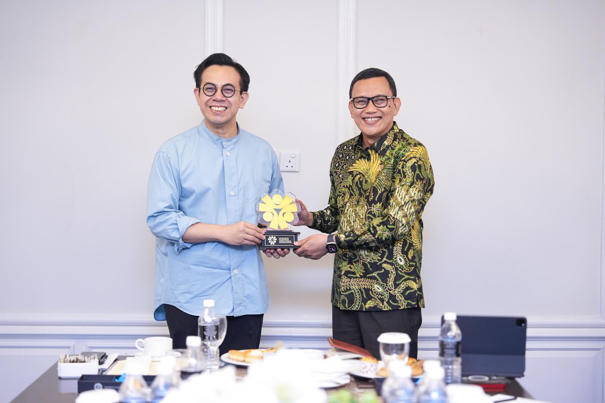 mykesuma's tweet photo. MALAYSIA-INDONESIA PERKUKUH KERJASAMA PERLINDUNGAN PEKERJA MIGRAN

Hotel Royale Chulan, Kuala Lumpur | Sabtu, 24 Mei 2025     

YB Steven Sim Chee Keong, Menteri Sumber Manusia hari ini mengadakan pertemuan dua hala bersama TYT Abdul Kadir Karding, Menteri Perlindungan Pekerja Migran Indonesia bertempat di Hotel Royale Chulan, Kuala Lumpur. Pertemuan ini memberi penekanan terhadap pengukuhan kerjasama strategik dalam aspek perlindungan dan kebajikan pekerja migran Indonesia di Malaysia.

Antara agenda penting yang dibincangkan termasuk pelaksanaan Mesyuarat Jawatankuasa Kerja Ke-5 Malaysia-Indonesia berhubung Memorandum Persefahaman (MoU) Tenaga Kerja Indonesia yang dimeterai sejak tahun 2004. Fokus perbincangan merangkumi proses pengambilan, penggajian serta penghantaran pulang pekerja domestik Indonesia secara lebih berstruktur dan telus.

Inisiatif ini selaras dengan teras Keadilan dan Ihsan dalam kerangka Malaysia MADANI, yang menekankan prinsip hak asasi manusia, keterjaminan sosial dan hubungan dua hala yang seimbang. Kerajaan Malaysia komited untuk terus memperkukuh ekosistem pekerjaan yang berperikemanusiaan dan bertanggungjawab, terutamanya bagi golongan pekerja rentan.

Pertemuan ini menandakan kesungguhan kedua-dua negara dalam memelihara martabat dan kebajikan pekerja migran, di samping memperkukuh hubungan diplomatik yang harmoni antara Malaysia dan Indonesia.

#KementerianSumberManusia #KESUMA #MalaysiaMADANI #PekerjaMigran #KerjasamaSerantau