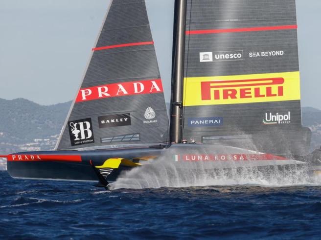 Via i ciclisti, a bordo una velista e un under 25. È nata la nuova <a href="/americascup/">americascup</a>, si dirige a Napoli e a Max Sirena, grande capo di <a href="/lunarossa/">Luna Rossa Team</a>, piace. Ecco perché. <a href="/Corriere/">Corriere della Sera</a> corriere.it/sport/25_maggi…