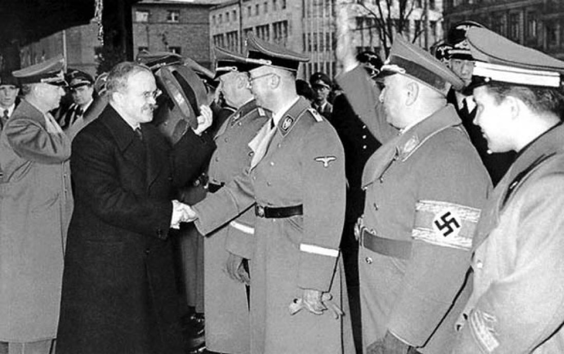 JollyRogerFlag's tweet photo. @AlkaFialka2019 А с этими нацистами почему ничего не сделал?🤔
Вон тот усатый что Риббентропу руку жмёт, явно же пособник нацистов! Срочно расстрелять! https://t.co/yVEk6kKbdv