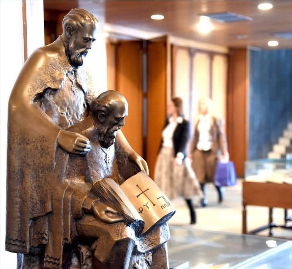 Зар не паѓа дожд од Бога на сите подеднакво? Или Сонцето не свети за сите, исто така? Зар не го дишеме воздухот сите еднакво? Како тогаш не се срамите да признаете само три јазика, а за сите други народи и племиња сакате да бидат слепи и глуви? 

Св. Кирил и Методиј