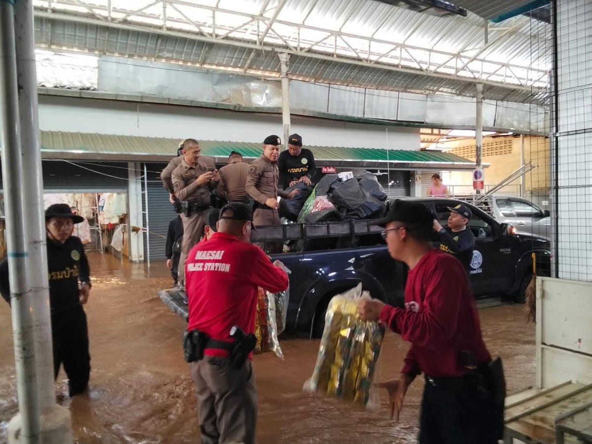 ตำรวจ สภ.แม่สาย จว.เชียงราย พร้อมชุดจิตอาสา เข้าช่วยเหลือประชาชน ขนย้ายสิ่งของ หนี #น้ำท่วม และคอยดูแลความปลอดภัยในชีวิตและทรัพย์สิน  ( 24 พ.ค.68 ) 

#น้ําท่วม2568  #น้ําท่วมแม่สาย  #น้ําท่วมเชียงราย #ตำรวจ #สํานักงานตํารวจแห่งชาติ