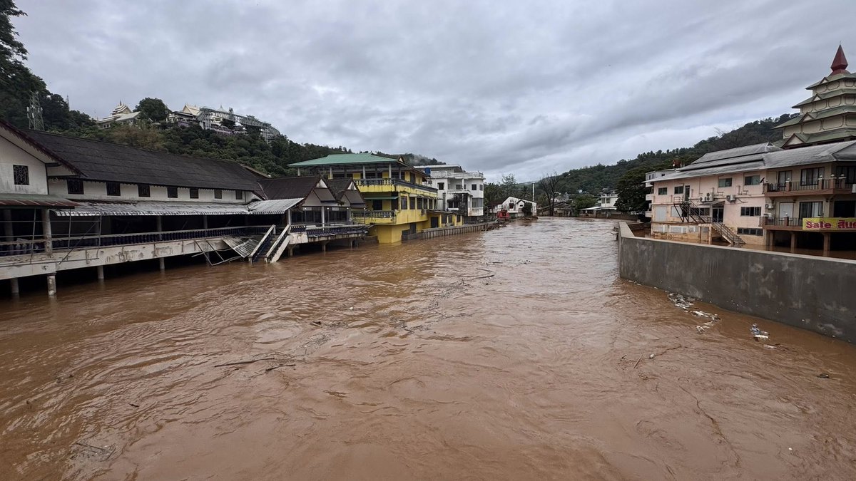 Flooding hit the border towns of Tachileik in Shan State and Mae Sai in  Thailand on Saturday morning. (Photo: Ko Hla Moe, Kowit Boondham)
 
#Whatshappeninginmyanmar