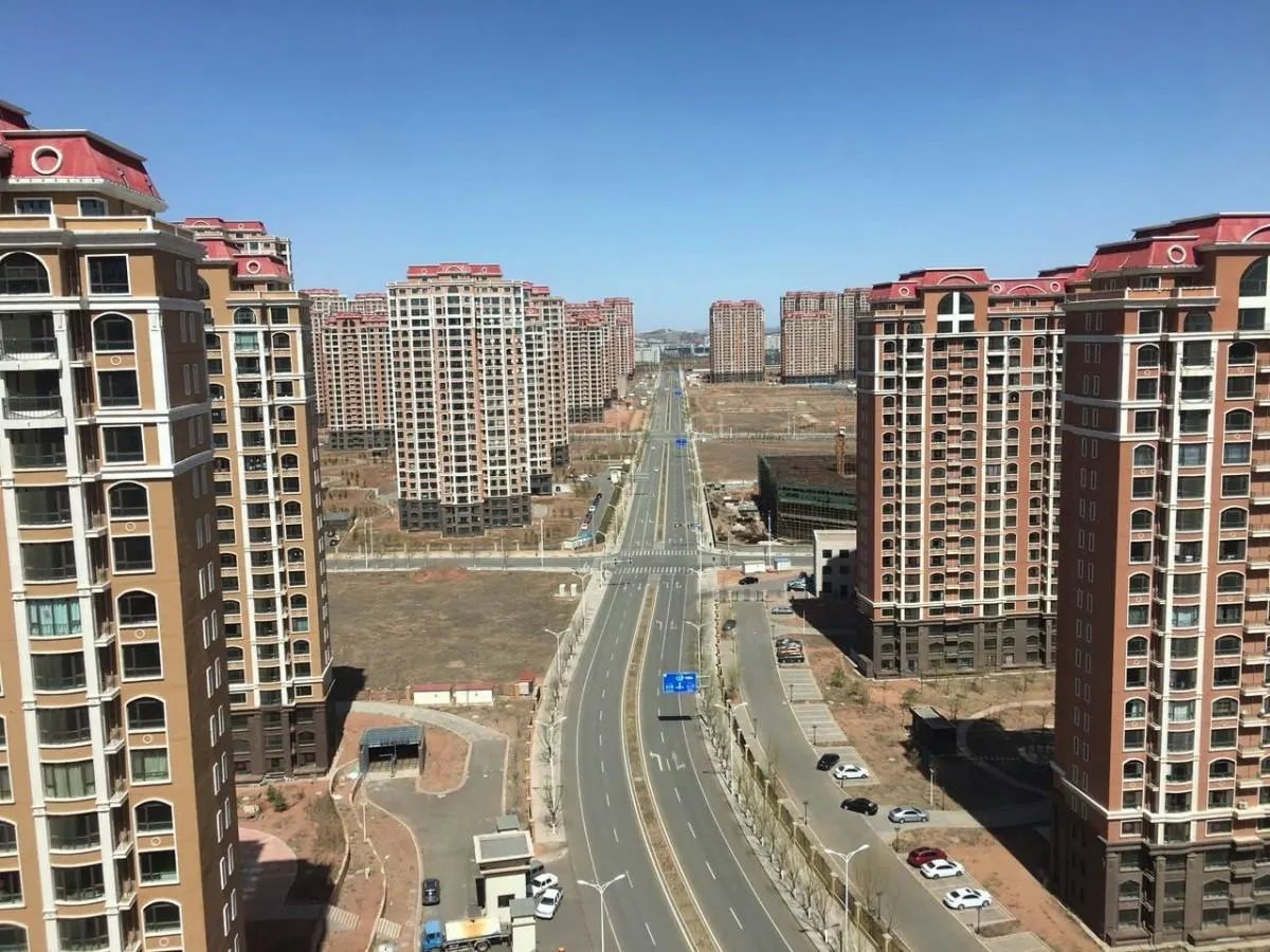 🚨 CHINE : Les jeunes fuient l'immobilier

 70% de la richesse des ménages chinois est liée à l'immobilier (contre seulement 27% aux U.S.A). 

Pourtant les jeunes ne veulent plus acheter et le marché s'effondre !

Les chiffres sont catastrophiques :
📉 Les prix ont déjà chuté de