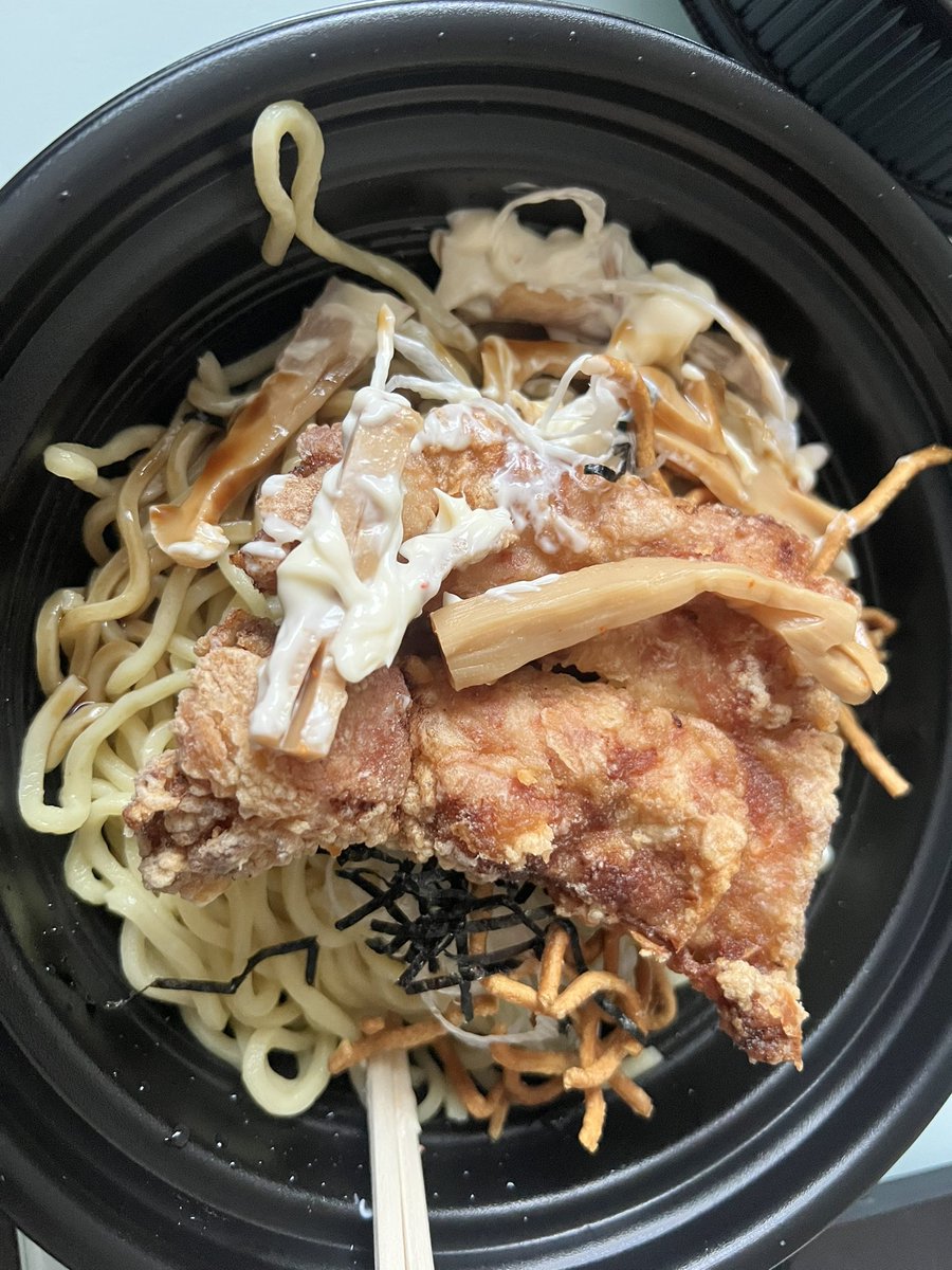 今日は、ゴロゴロしていたので、出前館で麺屋虎鉄の汁なし混ぜそばにしてみたが、冷えていたなぁ😢

ザンギは小さくなった気がするなぁ。

#麺屋虎鉄