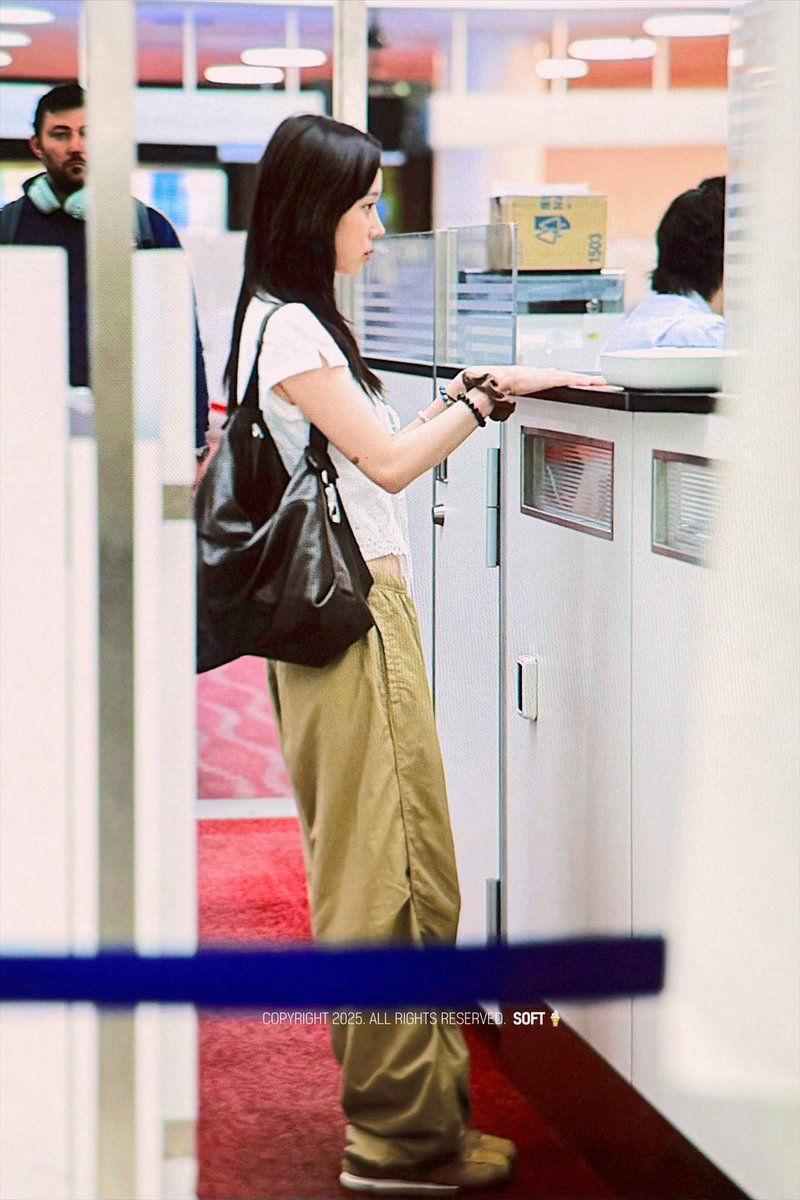 ae_snowflake's tweet image. 空港でのウィンター清楚系お姉さんかと思いきやふとした瞬間の赤ちゃんみが強すぎて愛おしい🥹🫳👶🏻🤍