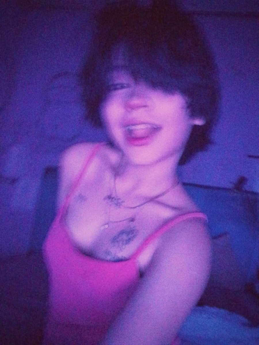 Oigan no me puedo cambiar la pfp de nuevo y me quiero poner una de estas dos. Mejor me pego un tiro...