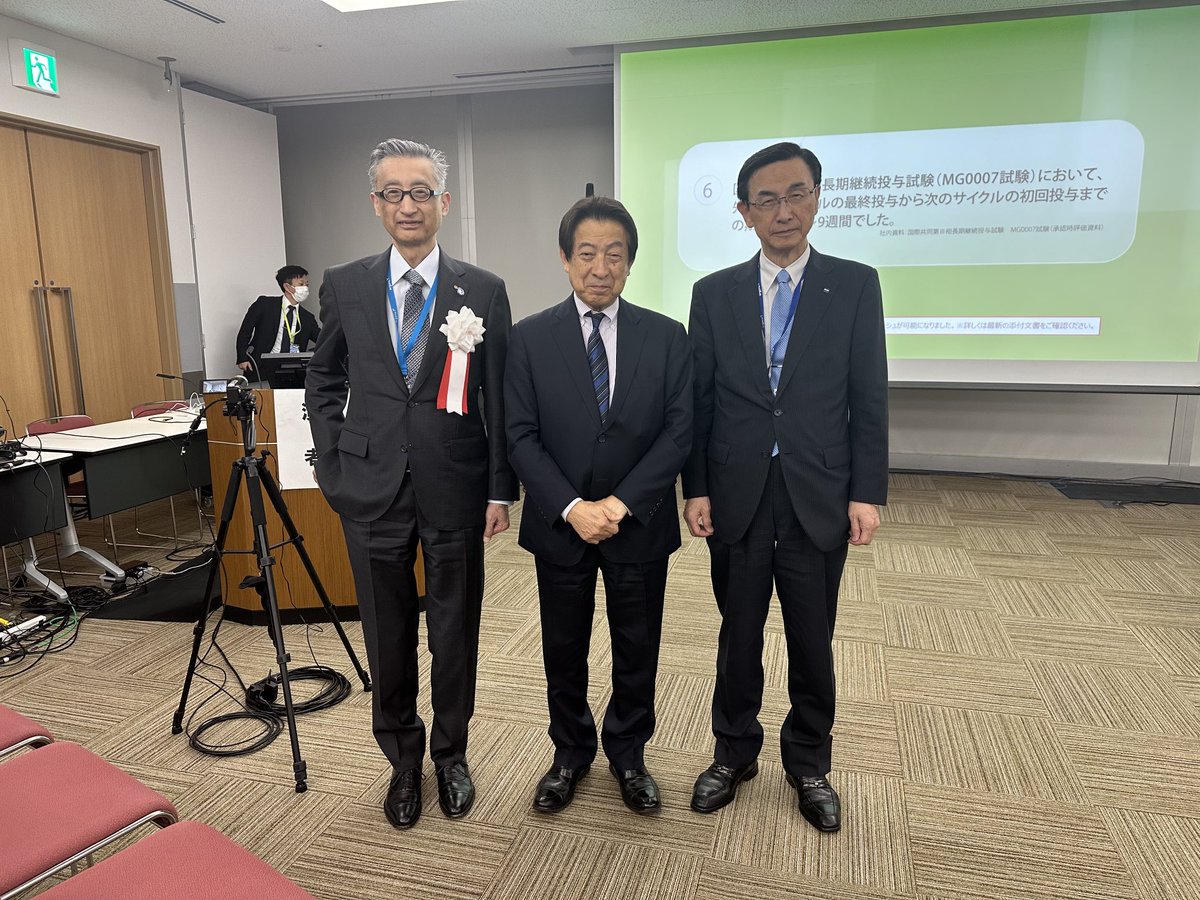 希少・未診断疾患イニシアティブ（IRUD）の代表者の水澤英洋先生のお誘いにより、大阪国際会議場で開催の第66回日本精神神経学会学術大会に参加。「神経学の未来を切り拓くゲノム医療」と題したシンポジウムで、講演。スリーショットの私の向かって左が望月秀樹大会長・阪大教授。右側が、水澤先生。