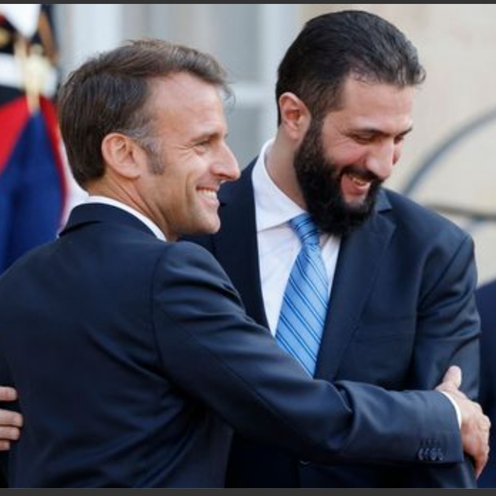 gauchecaca's tweet photo. Il arrive qu'on ait des amis parfois bizarres.
Il en va ainsi d'Emmanuel Macron qui avait accueilli avec les honneurs "l'islamiste gentil"  qu'est le leader syrien al-Charaa.
Ce dernier avait cependant déclaré il y a quelques temps que les musulmans ne pouvaient qu'être heureux après le 11 septembre.
Il est tout à fait concevable de parler à des saloperies lorsque la diplomatie l'impose mais on peut le faire discrètement.
Lécher ainsi des babouches en public relève de l'exhibitionnisme...