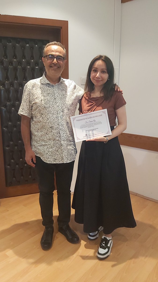 Sinem Ay, Nilay Yavuz hocamızın oturum başkanlığında sunuşunu gerçekleştirdi.