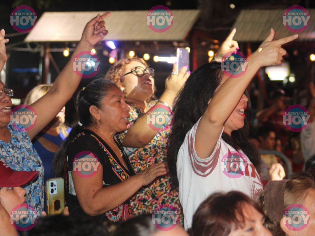 CampecheHOYmx's tweet photo. #Campeche | Las mamás campechanas disfrutan del concierto de @yahirmusic en la Plaza de la República como parte del Festival Mamá Jaguar. https://t.co/o9rmWJd3YR