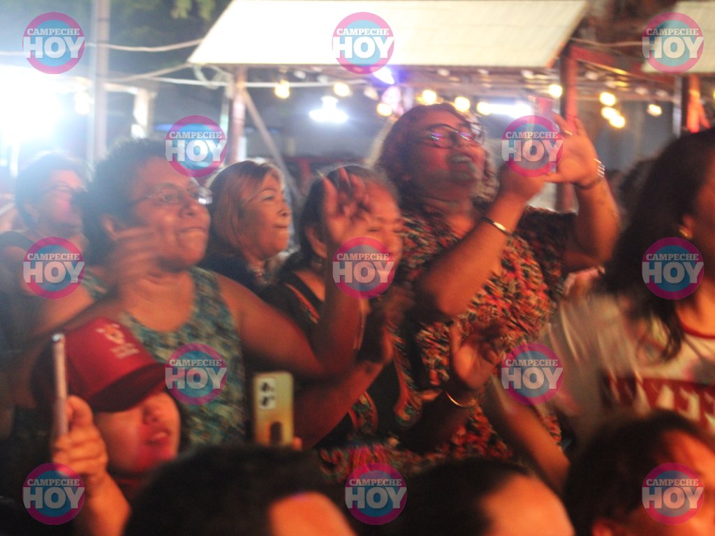 CampecheHOYmx's tweet photo. #Campeche | Las mamás campechanas disfrutan del concierto de @yahirmusic en la Plaza de la República como parte del Festival Mamá Jaguar. https://t.co/o9rmWJd3YR