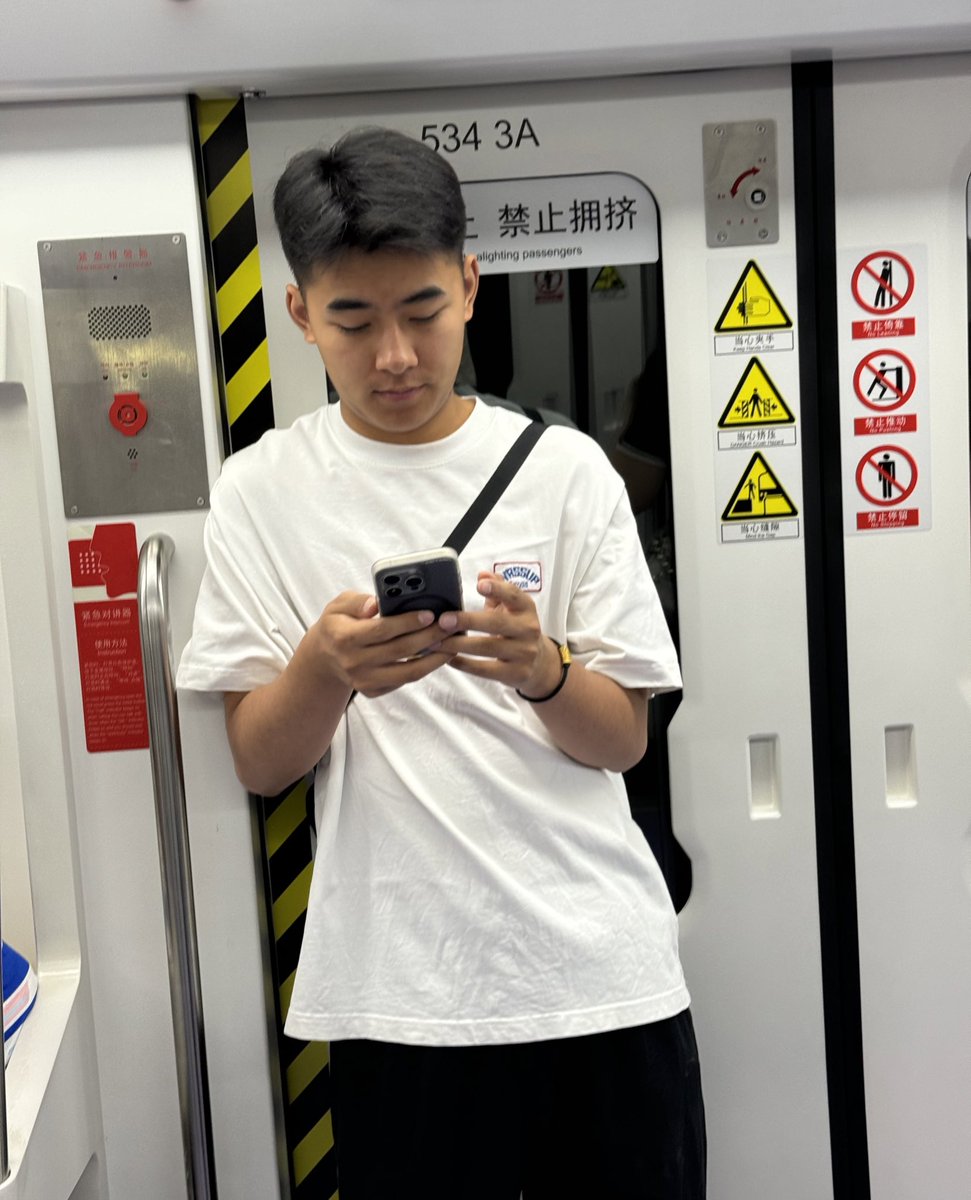 Matthiu286781's tweet photo. 呜呜🥹朋友发给我喜欢的类型，好想吃他！吃吃喝喝都可以！太��了太喜欢这样的黑皮小哥哥 https://t.co/tJnV2T1nvw