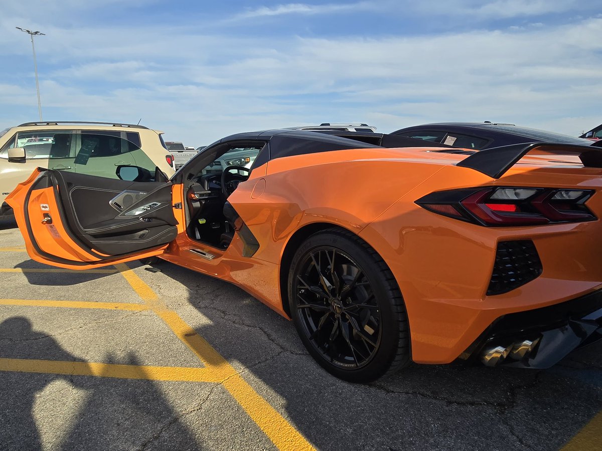 Wallsauto001's tweet photo. 2023 Chevrolet Corvette Stingray Convertible Hardtop in Orange with Black interior and only 3,331 miles for $83K locally or $86K for export.

#CorvetteStingray #WallsAutoGroup #lagos #abuja #nigeria #ghana https://t.co/uYenz6i6DT