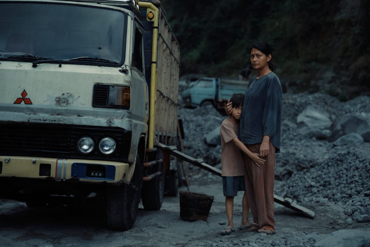 beberapa hari ini feed gue penuh sama review Angkara Murka pada bilang ini bukan sekadar hiburan, tapi juga nyentil realita. oke fix, sekarang saatnya gue buktiin hypenya langsung di bioskop.