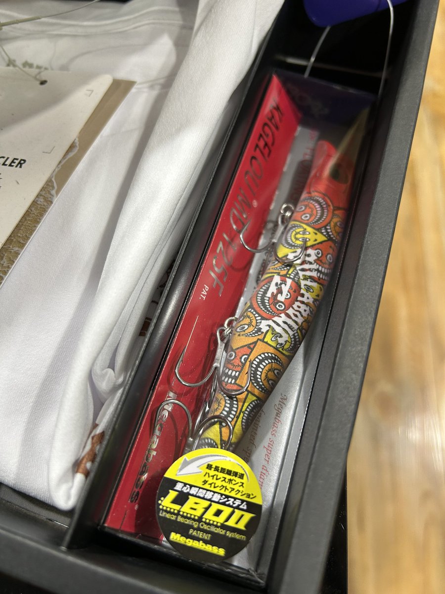 ビラボン✖️メガバス
コラボアイテム入荷🎣👕

水陸両用高機能ストレッチ素材
SuefFlex

メガバスルアー
KAGELOU MD 125F 

スペシャルセットです‼️
シラトリでは静岡店のみ限定販売中です

#ビラボン #メガバス
#megabass