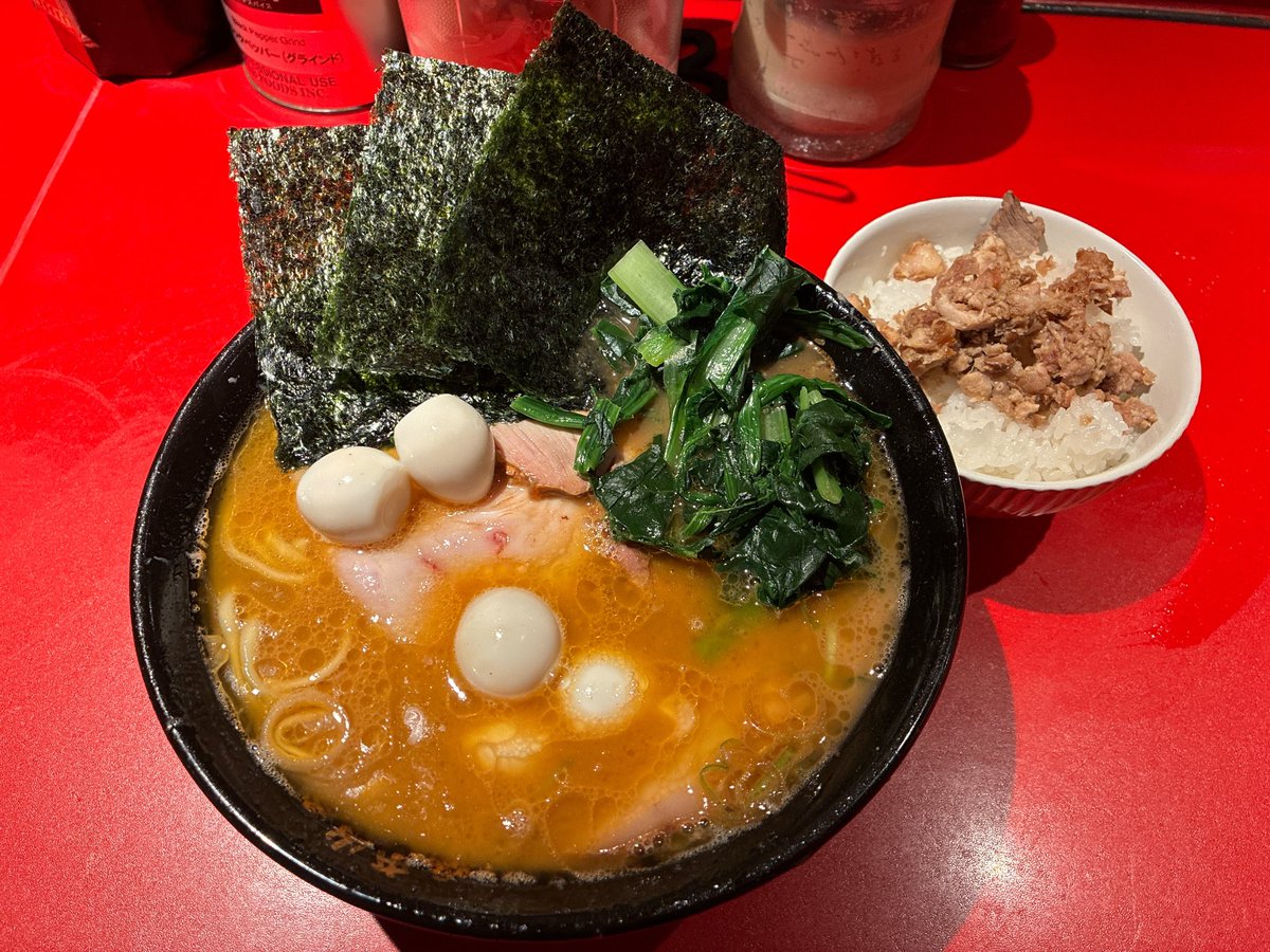 mirait207's tweet photo. 厚木家にてチャーシュー麺🍜うずら🥚チャーシューまぶし🍚

2年前になつ犬さん(@xkj4o0XLL8BjzTx)からご紹介いただき、やっと訪問✈️
家系最高峰と言われる味を堪能させてもらいました😋能書不要で美味い👍

ｱﾂ(ﾟдﾟ)ｱﾂ(ﾟдﾟ)ｱﾂ
なつ犬さんオマージュ🫡

本厚木駅からバスに乗って正解🙆‍♂️ https://t.co/TAJ5LINxbJ