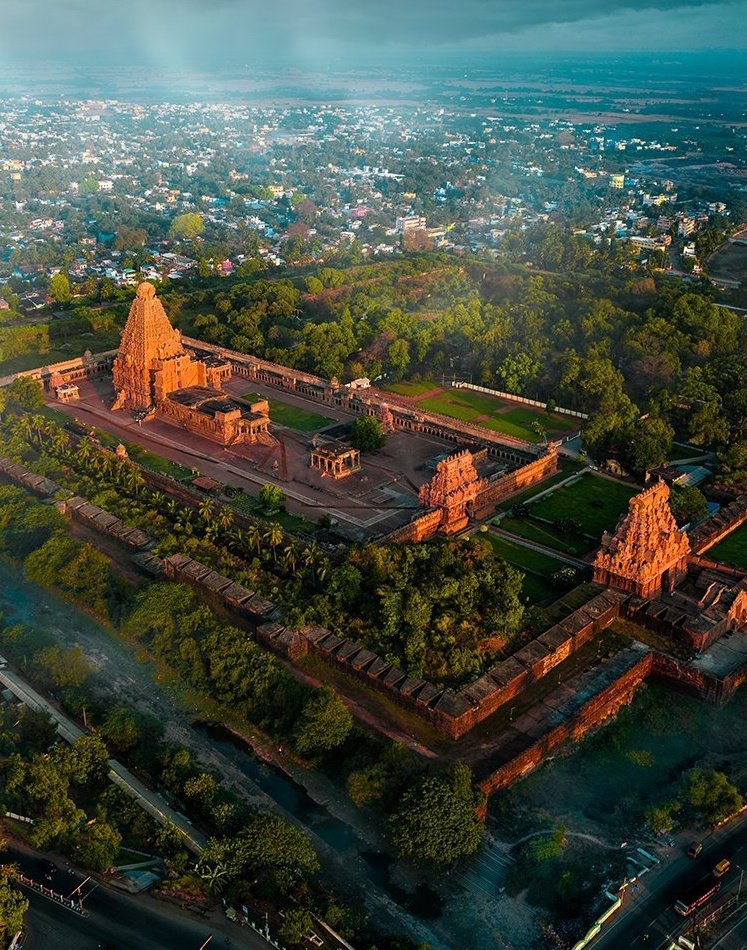 MayankRighteous's tweet photo. Bird`s eye view of the Brihadeshwara Temple https://t.co/2IcyKIG4id