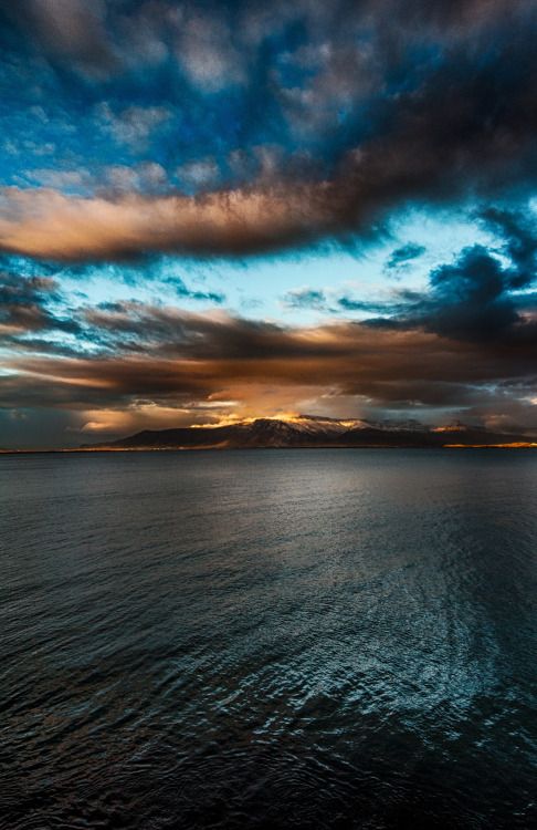 Alle prime luce cedere pensieri giunte a preghiera, nel che della notte solitaria commissionare cieli a poca distanza

Nel blu approdo esser di nuvola ammantata 
in chiarore sgomenta,  
s'incontra il verbo 
d'allusiva presenza
l'anima ravvivata preme distinta
_
#scritturebrevi