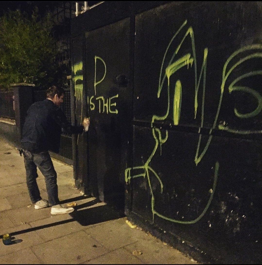 GZForgotten's tweet photo. Jamie spraypaints 2-D and Murdoc, 2016 https://t.co/4tJvWsMhnZ