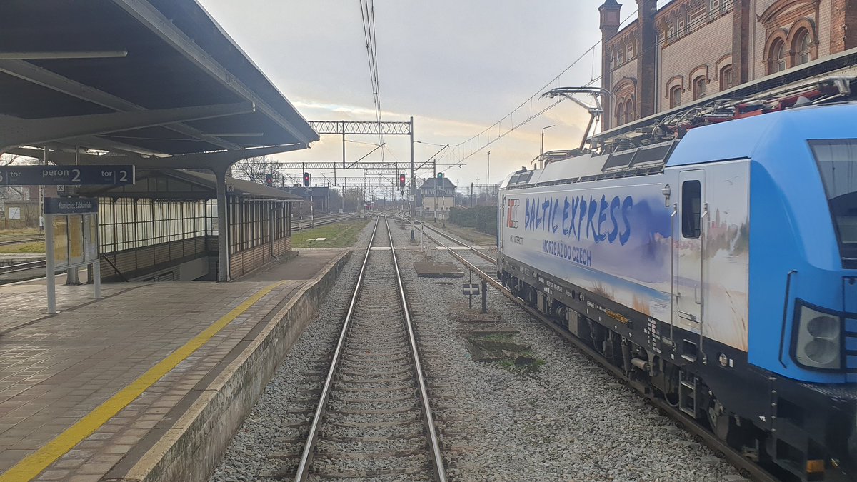 PiotrMalepszak's tweet image. Trwa intensywna poprawa parametrów technicznych infrastruktury kolejowej. Od 1/2024 do 5/2025 liczba ograniczeń prędkości na sieci kolejowej @PKP_PLK_SA spadła z 3033 do 1998. Ma to bezpośrednie przełożenie na poprawę przepustowości linii i skracanie czasu przejazdu pociągów.