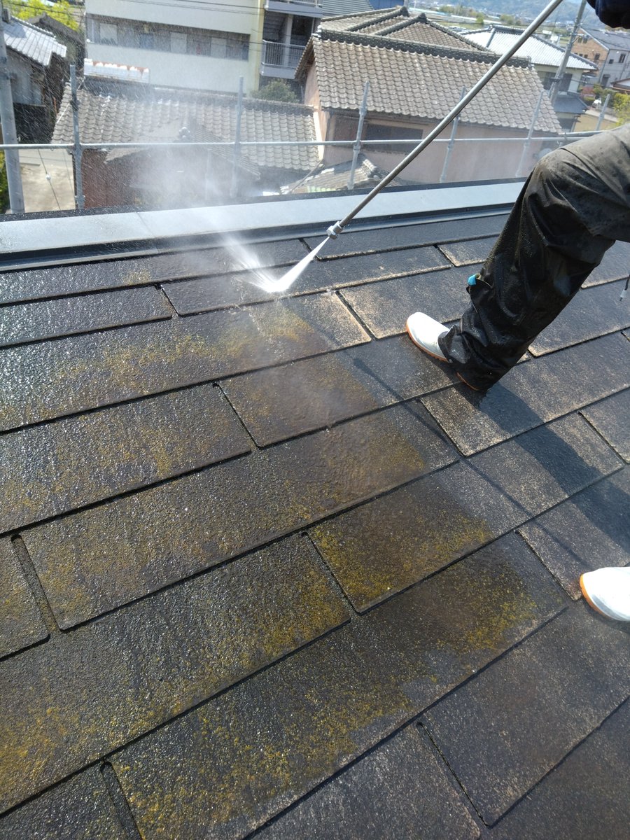 moritosou1's tweet image. 高圧洗浄でキレイに洗った後は必ず乾燥期間を置く（夏場一日、冬場二日）。その後、瓦と劣化具合に合わせて下塗りを塗装します。コロニアル瓦は塗料吸い込みが多いので十分な量の下塗りを塗布していきます。（塗っているのは代表の私です^^）人任せにせず自ら現場に出る事は大切です。