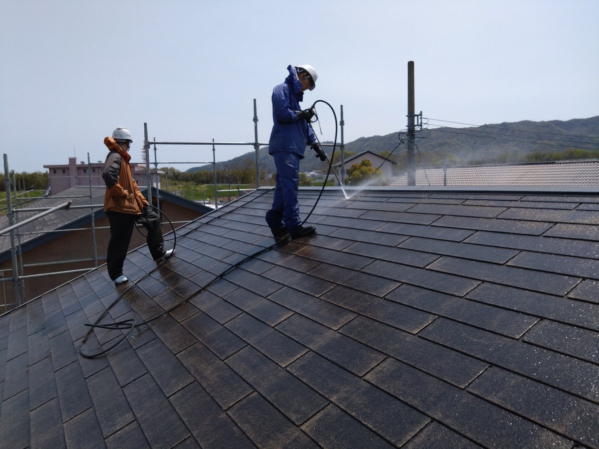 moritosou1's tweet image. 高圧洗浄でキレイに洗った後は必ず乾燥期間を置く（夏場一日、冬場二日）。その後、瓦と劣化具合に合わせて下塗りを塗装します。コロニアル瓦は塗料吸い込みが多いので十分な量の下塗りを塗布していきます。（塗っているのは代表の私です^^）人任せにせず自ら現場に出る事は大切です。