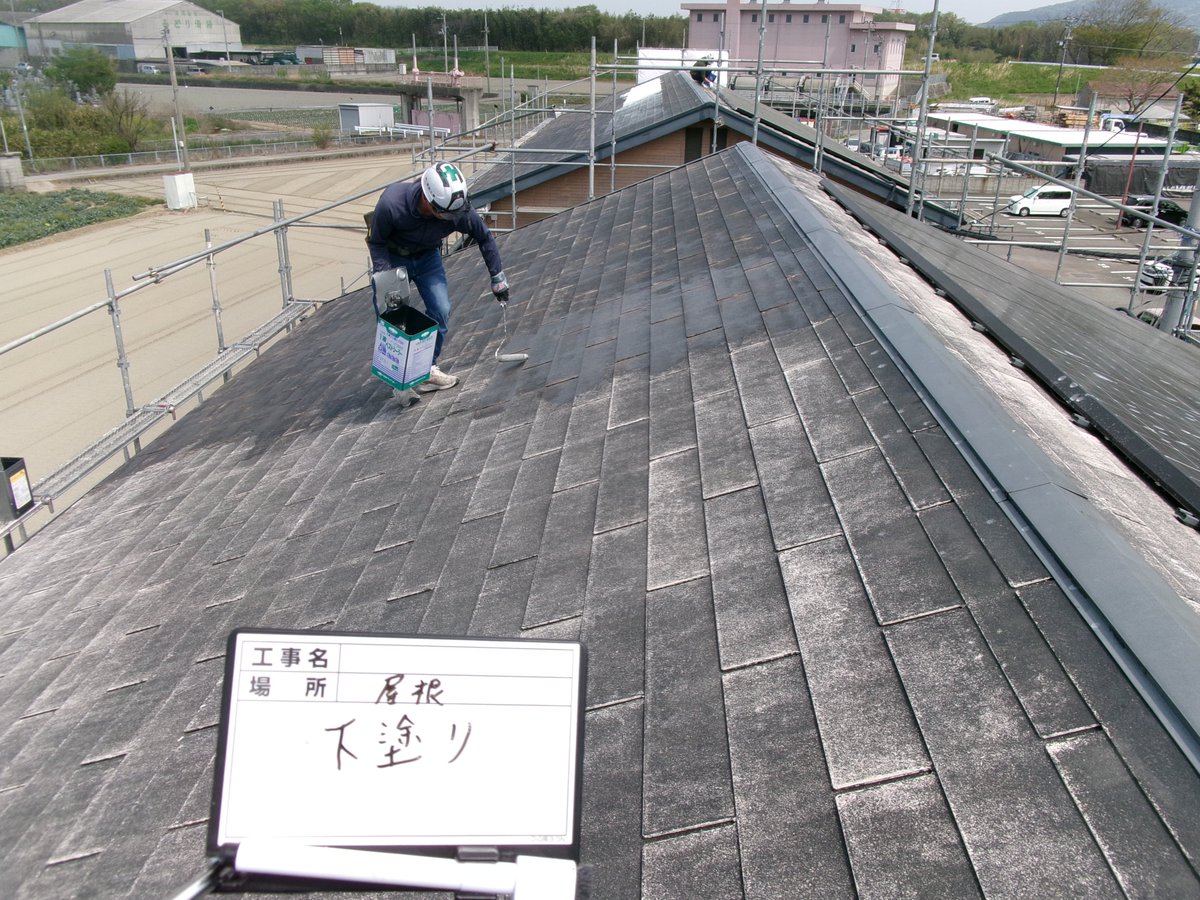 moritosou1's tweet image. 高圧洗浄でキレイに洗った後は必ず乾燥期間を置く（夏場一日、冬場二日）。その後、瓦と劣化具合に合わせて下塗りを塗装します。コロニアル瓦は塗料吸い込みが多いので十分な量の下塗りを塗布していきます。（塗っているのは代表の私です^^）人任せにせず自ら現場に出る事は大切です。