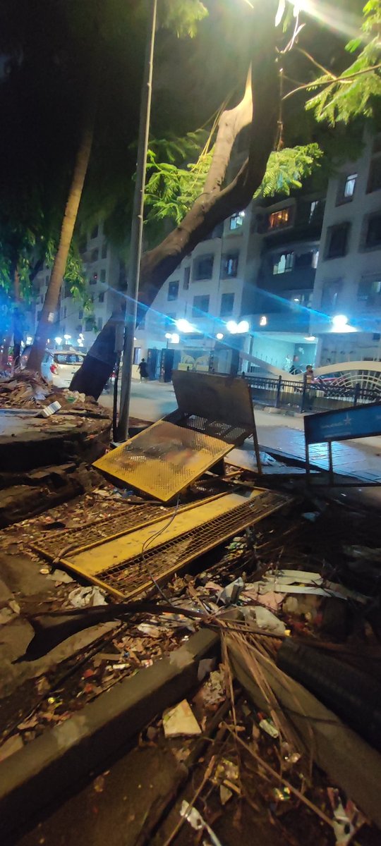 Pratz2106's tweet photo. @mybmcWardPN @mybmc @mybmcInfra It's much worse now with the footpath completely blocked. Are you guys waiting for a pedestrian to get injured or run over by a vehicle after which you'll take action? https://t.co/B5mxIw5TH8