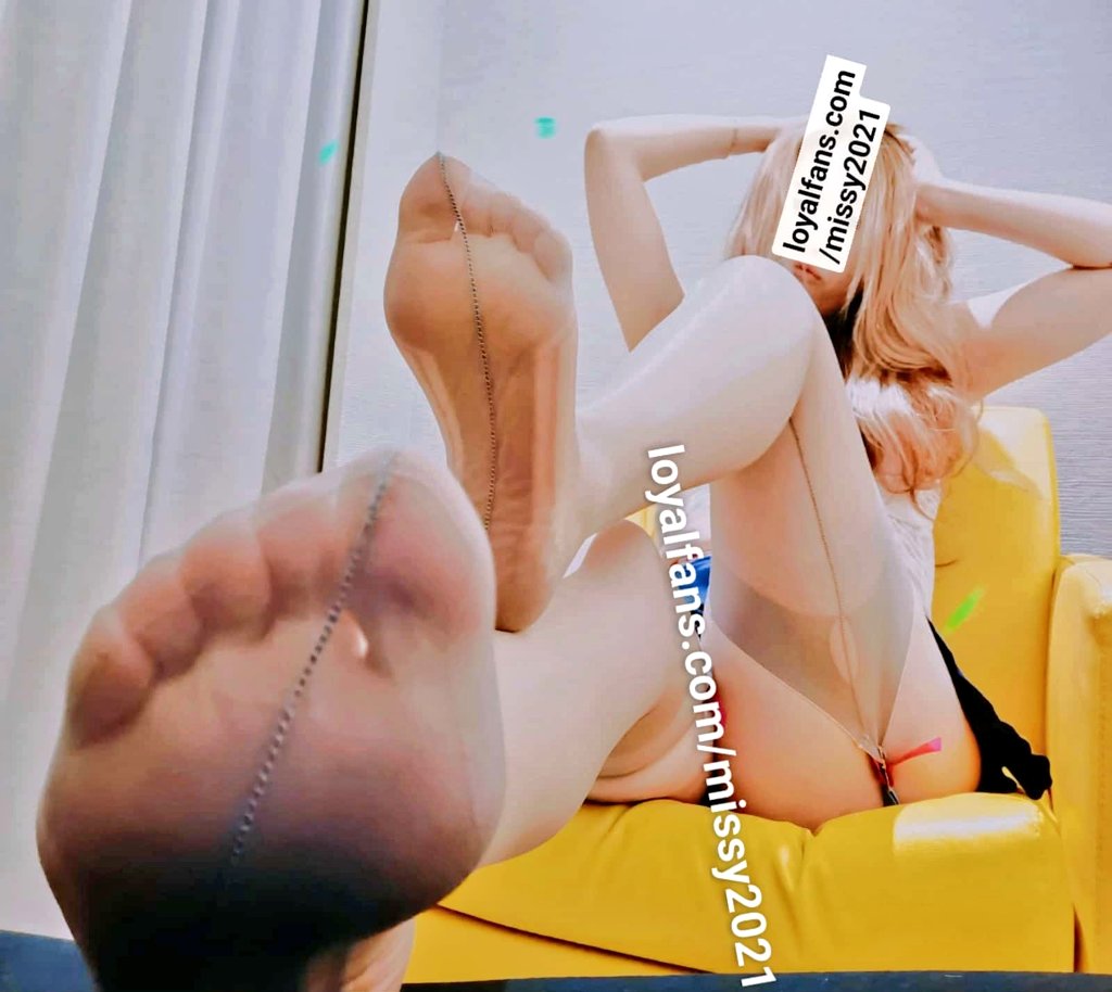 Fully fashioned. Today is your treat ;) 

#femdom #footfetısh #stockingsgirl #stockings