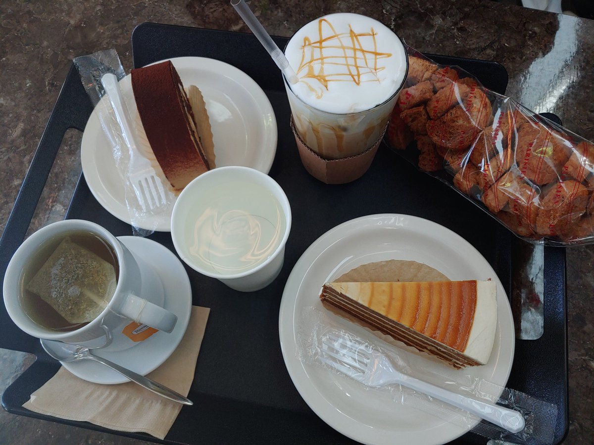 날씨가 흐리고 쌀쌀하다.
부업으로 상담을 하는데
나는 옛부터 사람 얘기 듣는걸 좋아했다.
한 번씩 지인이나 친구 만나면
다들 나에게 고민을 털어놓는다.
오늘도 나는 상대방의 고민을 듣는다.