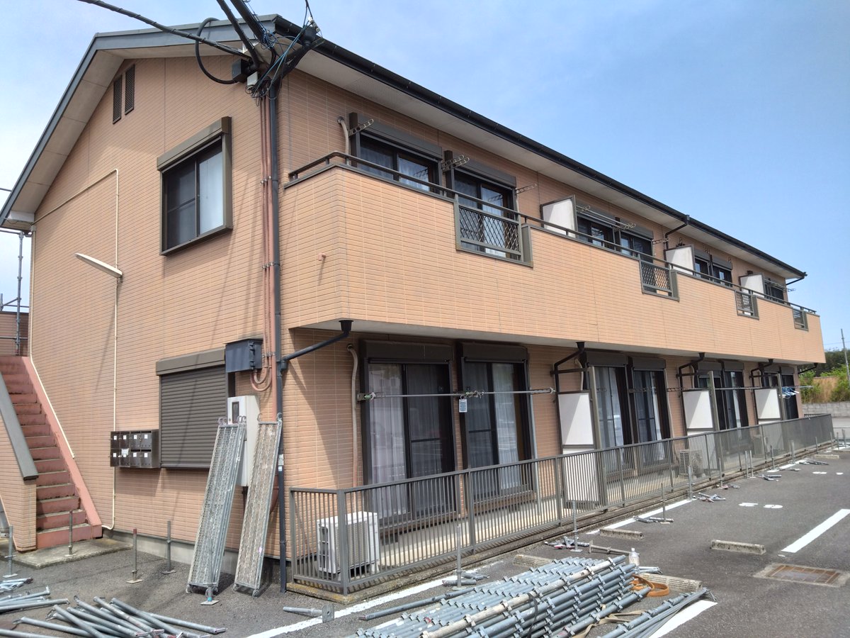 moritosou1's tweet image. アパートの塗装、ビフォーアフター。管理会社様の提案色で仕上げました。ベランダ色のアクセントも映えてとてもセンスの良い感じに仕上がりました。建物がキレイになるのは、住んでいる方も施工した側も気持ちの良いものですね。施工に際してご協力頂いた入居者の方々に感謝致します。