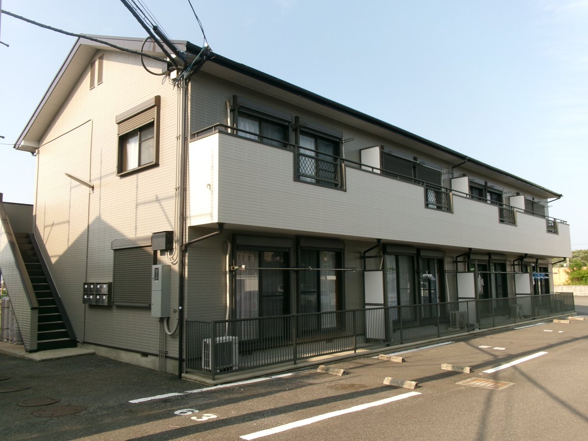 moritosou1's tweet image. アパートの塗装、ビフォーアフター。管理会社様の提案色で仕上げました。ベランダ色のアクセントも映えてとてもセンスの良い感じに仕上がりました。建物がキレイになるのは、住んでいる方も施工した側も気持ちの良いものですね。施工に際してご協力頂いた入居者の方々に感謝致します。