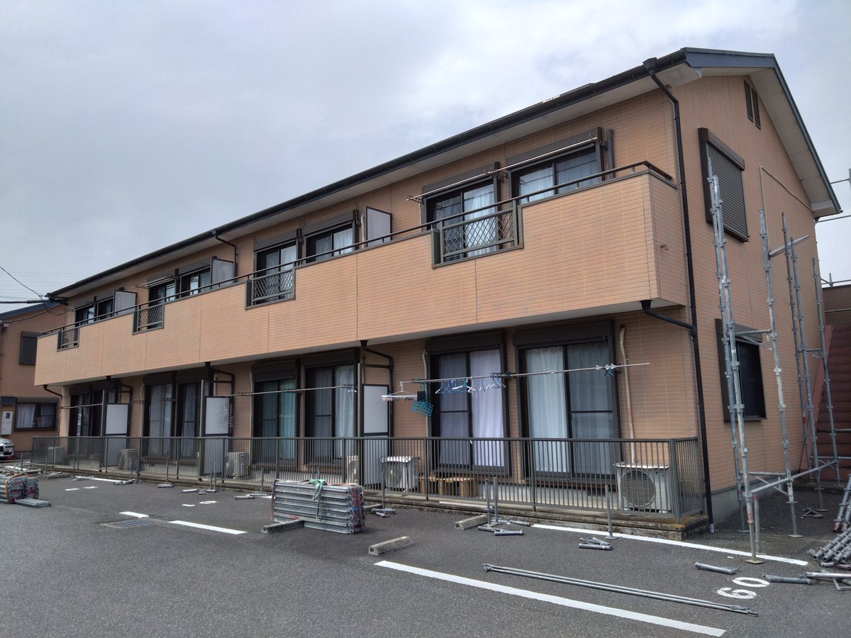 moritosou1's tweet image. アパートの塗装、ビフォーアフター。管理会社様の提案色で仕上げました。ベランダ色のアクセントも映えてとてもセンスの良い感じに仕上がりました。建物がキレイになるのは、住んでいる方も施工した側も気持ちの良いものですね。施工に際してご協力頂いた入居者の方々に感謝致します。