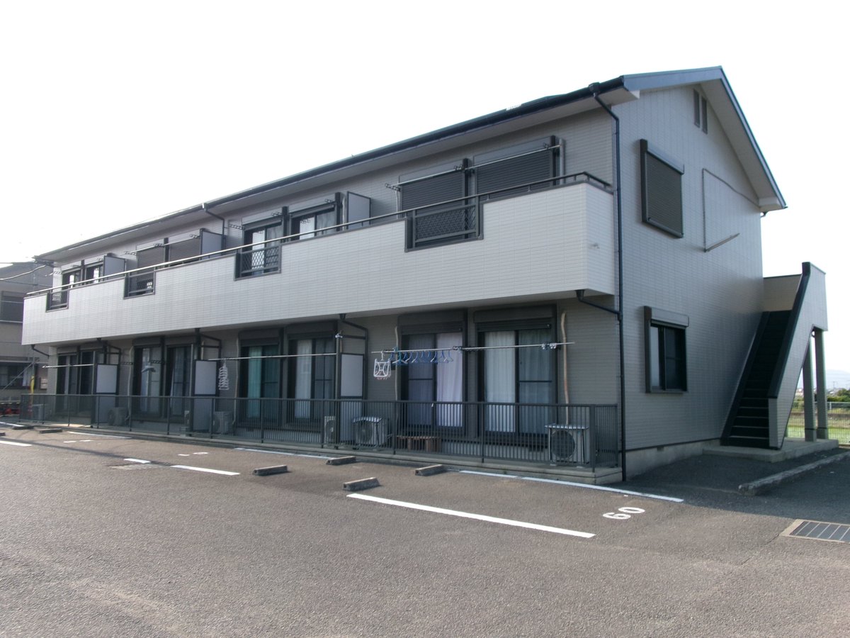 moritosou1's tweet image. アパートの塗装、ビフォーアフター。管理会社様の提案色で仕上げました。ベランダ色のアクセントも映えてとてもセンスの良い感じに仕上がりました。建物がキレイになるのは、住んでいる方も施工した側も気持ちの良いものですね。施工に際してご協力頂いた入居者の方々に感謝致します。