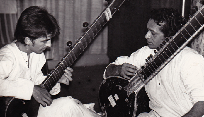 Producer Tony Visconti was helemaal wég van de fuzz tone die George Harrison gebruikte in zijn Indiase nummer Love You To.

Hij vergeleek het gitaargeluid met dat van "a chainsaw cutting down a tree in Vermont." Beeldend! 

beatlestalk.blogspot.com/2025/05/love-y…