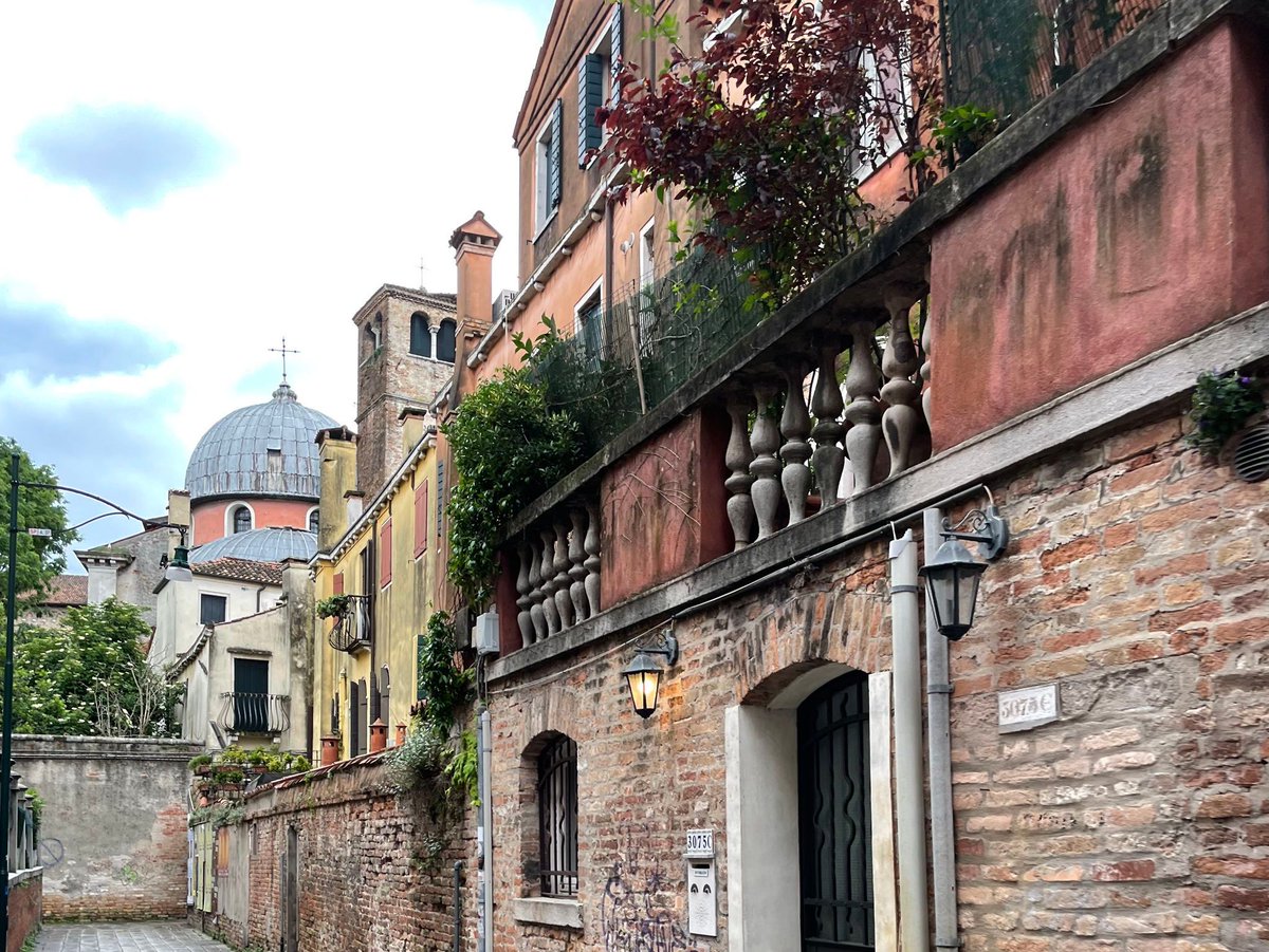 «Il teatro porta alla vita e la vita porta al teatro. Non si possono scindere le due cose» (Eduardo De Filippo, nato oggi nel 1900 a Napoli). Buon sabato, amici!

#24maggio