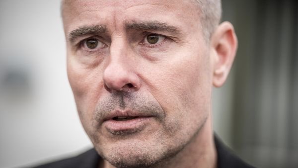 Sass Larsen hævder, at han fik sin omdiskuterede 'tøjdukke' som en bonusgave ved et køb på en kinesisk handelsplatform. Den mest populære af sin slags afviser nu, at det kan være sket hos dem. <a href="/tvictorkuhlman/">Victor Kuhlman</a> har haft fat i Temu. 

ekstrabladet.dk/nyheder/samfun… #dkpol