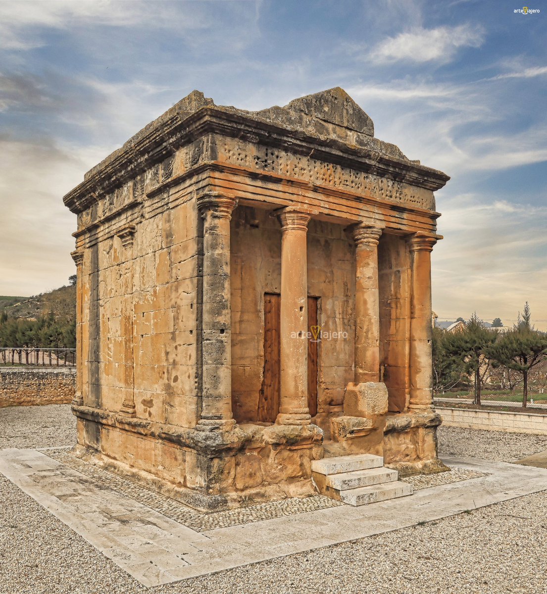 Posiblemente aquí tienen el mausoleo romano mejor conservado del Mundo. 
Se trata del Mausoleo de Lucio Emilio Lupo en Fabara (Zaragoza, Aragón). 
Está datado entre los S. II y III d. C. Presenta la forma de un templo tetrástilo con columnas toscanas
#FelizSabado #BuenosDias