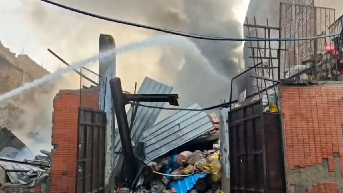 thenewsdrum's tweet image. Building collapses after massive fire at factory triggers blast in Delhi's Bawana; no one injured
newsdrum.in/national/build…

#Bawana #FactoryFire #Delhi #DelhiFire