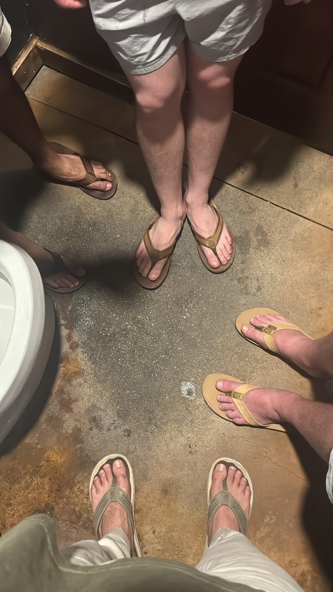 FreshmanPussy's tweet image. “Yeah no this place sucks”