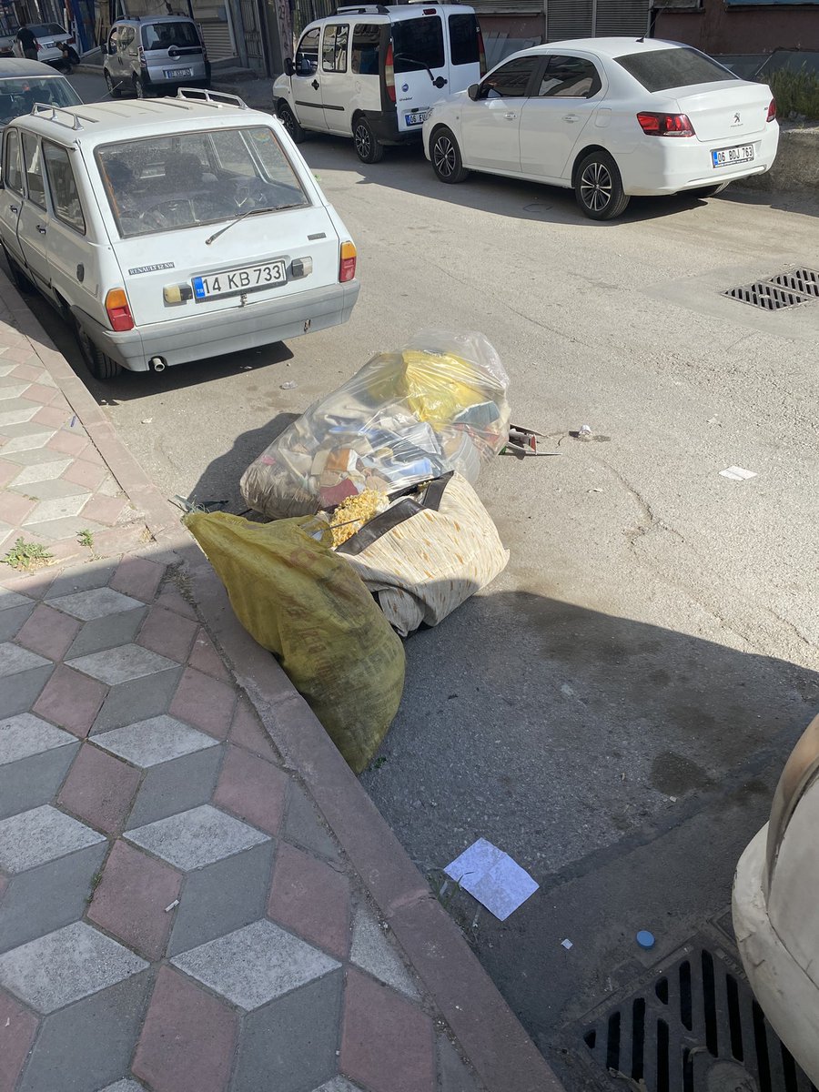 İki gündür ha gündüz alınır ha gece alınır denilen çöpler sokaklarda. Hiç temizlik yok! Vergi ayında bari temizlik işi doğru yapılsın. Altındamla Sokak Altındağ.  <a href="/DrVeyselTiryaki/">Dr. Veysel Tiryaki</a> <a href="/altindagbel/">Altındağ Belediyesi</a> <a href="/AltNmasa/">Altındağ AltınMasa</a>