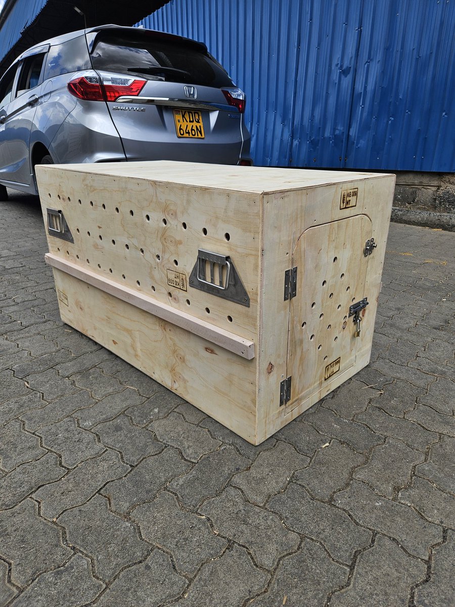 royalpets254's tweet photo. Significant enhancements have been implemented in the aesthetic design of the Casa Professional Travel crate.  It now features reinforced metal handles and reduced rear ventilation apertures to mitigate the risk of paw injuries. #AskRoyalPets #CasaProfesional #PetTravelAdventures https://t.co/Y54zko4Sji