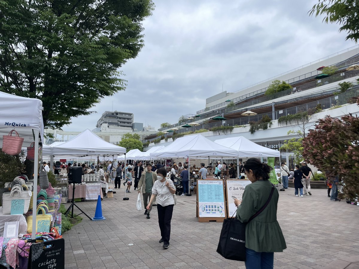 本日の辻堂ではテラスモール湘南前でC Side Marche が開催されています！
結構たくさんのお店が出てますよ！
明日は雨天のため中止となったようです。