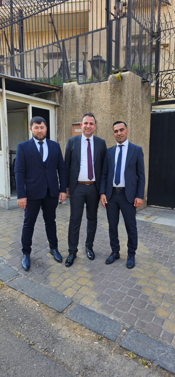 Suriye Türkmen Dernekler Federasyonu Başkanı Dr. Tarık Sulo Cevizci liderliğindeki Türkmen heyeti, Türkiye'nin Şam Büyükelçisi Prof. Dr. Burhan Köroğlu’nu makamında ziyaret etti.
Sayın büyükelçimize misafirperverliğinden dolayı teşekkür eder, başarılarının devamını dileriz.