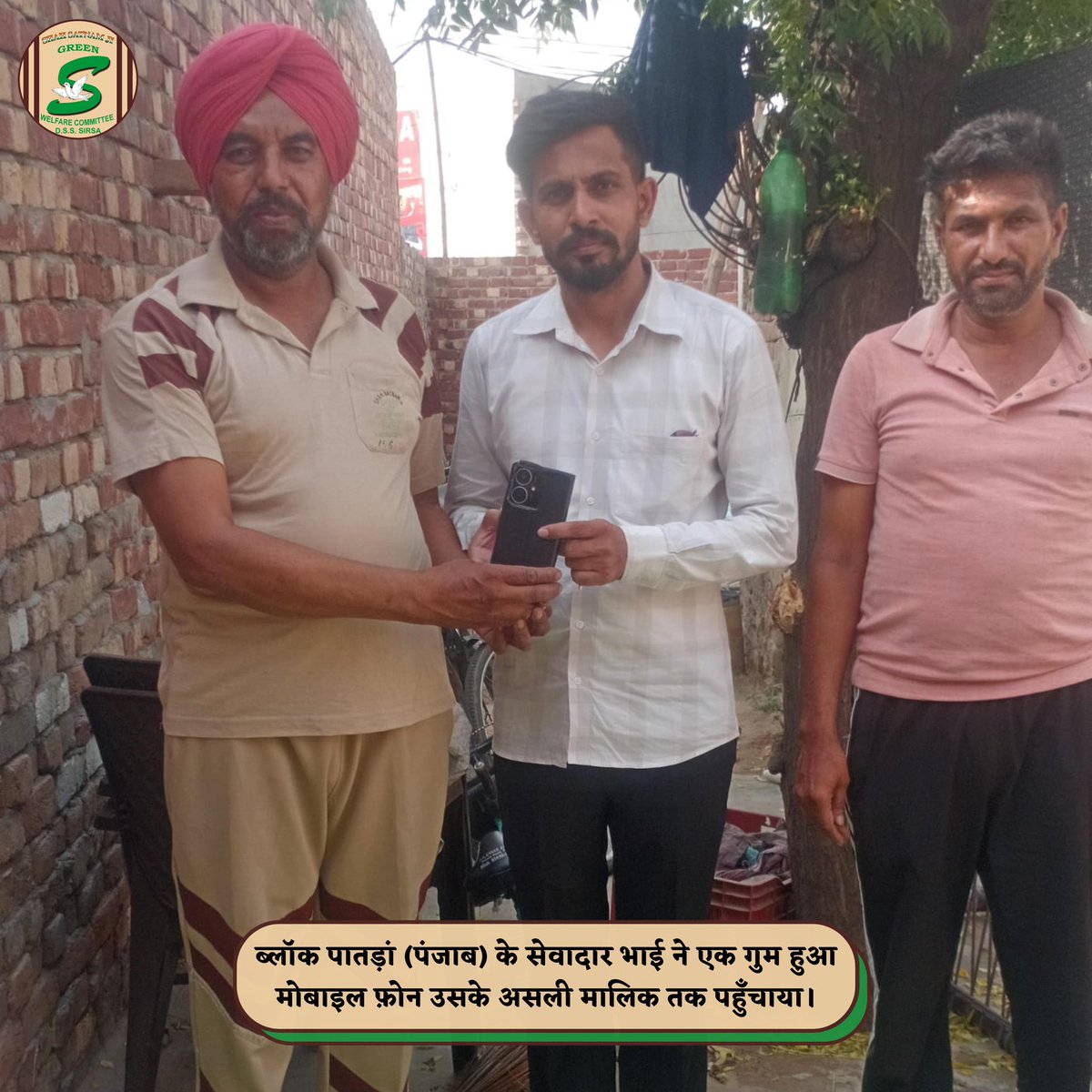 GreenSwelfares's tweet image. सच्ची नीयत और ईमानदारी ही इंसानियत की असली पहचान है।
A dedicated volunteer of Shah Satnam Ji Green &apos;S&apos; Welfare Committee proved these words true by tracing a lost mobile phone 📱and returning it to its rightful owner. Inspired by the noble teachings of His Holiness Saint Dr.…